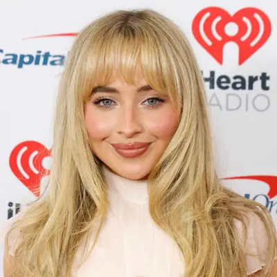 Sabrina Carpenter with a light pink sparkly eyeshadow and pink lipstick.