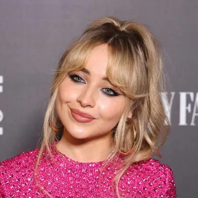 Sabrina Carpenter with a pink eyeshadow and winged eyeliner.