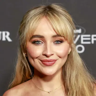 Sabrina Carpenter with peach-toned eyeshadow and pink lip.