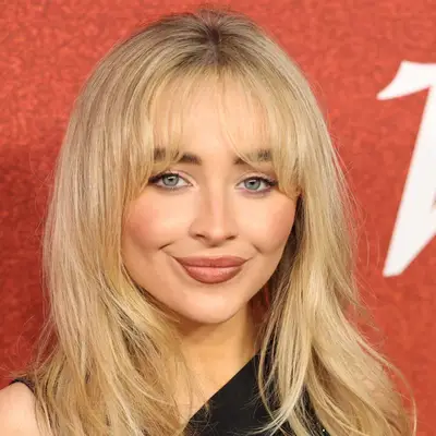 Sabrina Carpenter with a matte eyeshadow and nude lip.