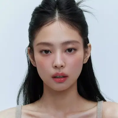 Jennie with pink blush on the lower apples of the cheeks