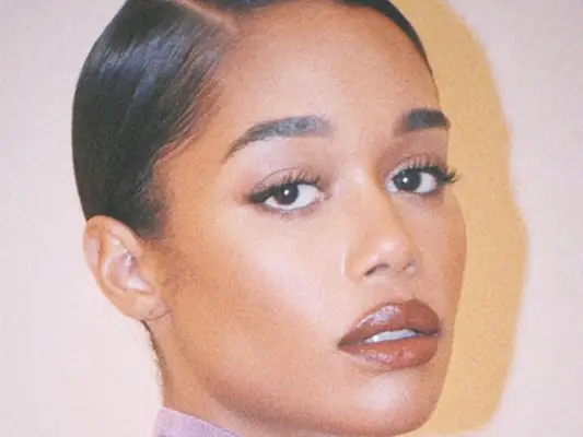 Comment appliquer le maquillage sur les yeux tournés vers une apparence brillante et soulevée