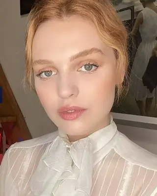 Katie Janes Hughes in a 1989-inspired makeup look