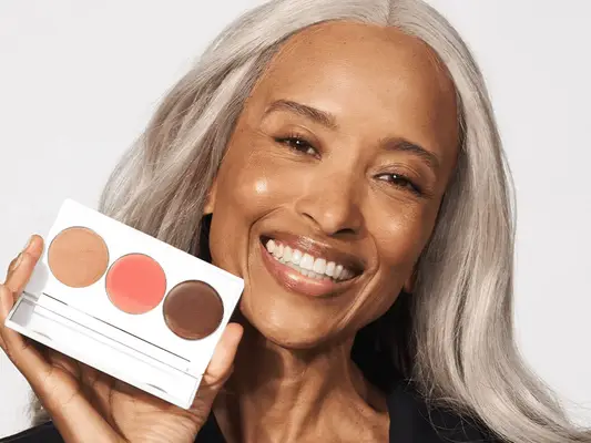 Los queridos bálsamos milagrosos de Jones Road ahora vienen en paletas amigables para el bolso