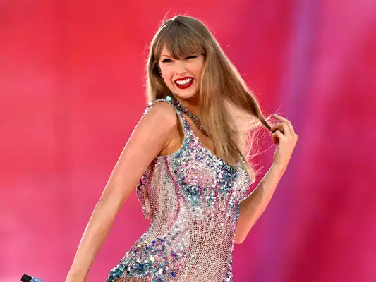 Taylor Swift performing in a red lip