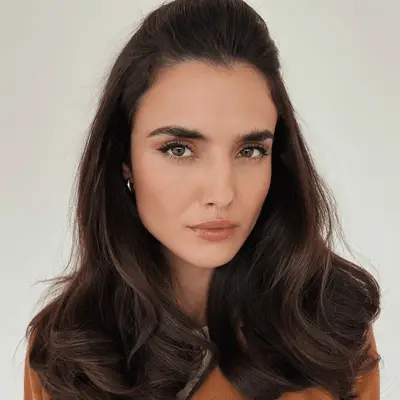 Brunette model with chocolate brown eyeshadow and pinky-nude lipstick.