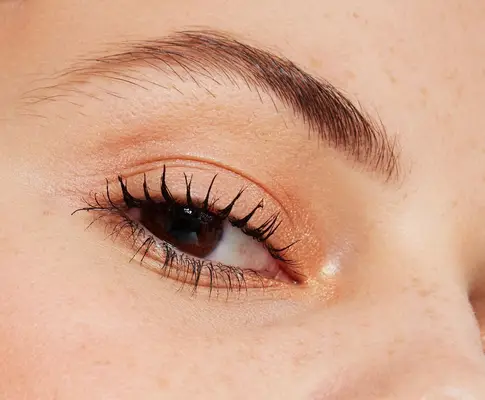 O choro torna seus cílios por mais tempo? Derms pesam no mito das tendências