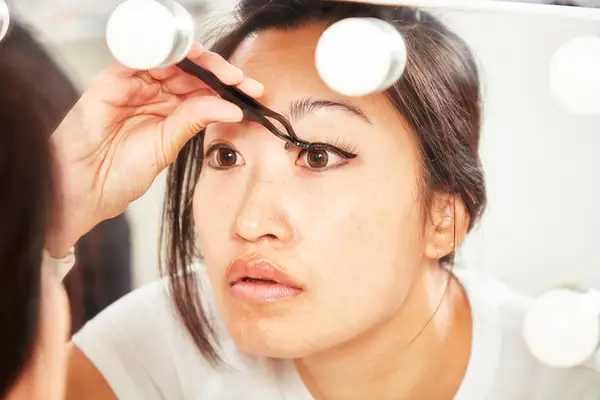 Les 5 meilleures cors de fouet pour maintenir vos fausses en place, testé