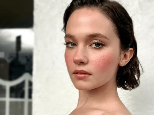 Cailee Spaeny wearing the boyfriend blush trend