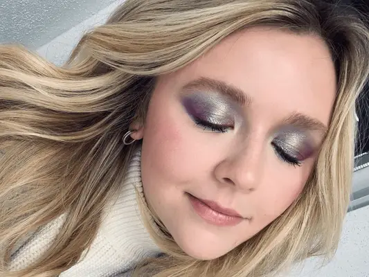 Cómo aplicar maquillaje a los ojos con capucha, según un maquillador