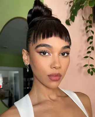 Alexandra Shipp wears soft smoky eyehsadow with a rose colored lipstick
