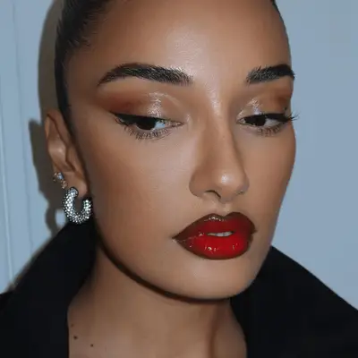 model wearing the dark rose lips trend