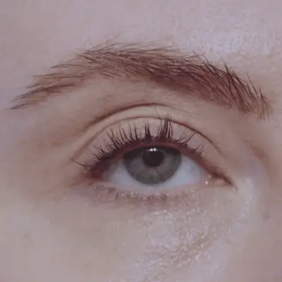 photo of eye before applying eyeshadow as liner