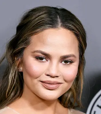 How to Get Chrissy Teigen