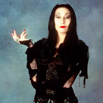Cómo crear el icónico look de belleza de Morticia Addams para Halloween