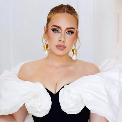 Adele wears a neutral makeup look with bold eyeliner