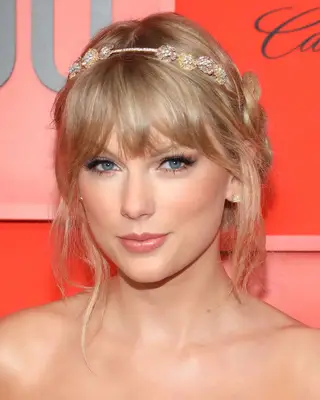 Taylor Swift in a soft makeup look 