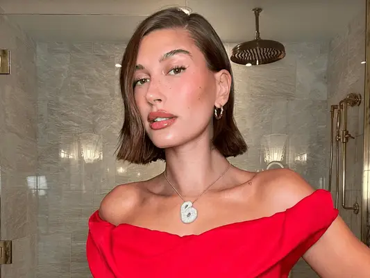 20 makijażu wygląda na sparowanie z czerwoną sukienką