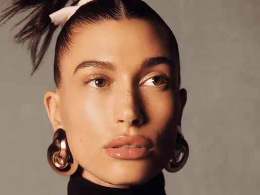 Hailey Bieber laisse tomber votre baume à lèvres Rhode préféré en quatre jolies couleurs