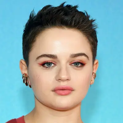 Joey King in Glitter Gradient Red Eyeliner 