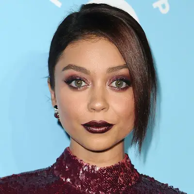 Sarah Hyland in Burgundy Red Eyeliner 