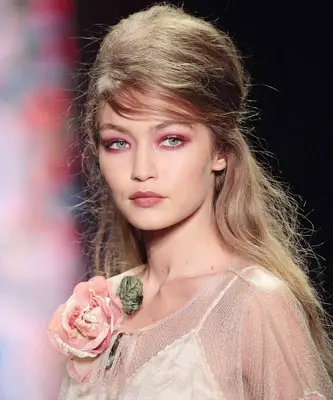 Gigi Hadid in red smoky eye makeup