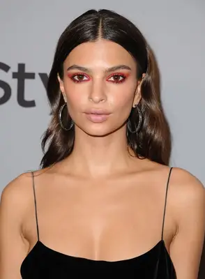Emily Ratajkowski in jazzy red eyeliner