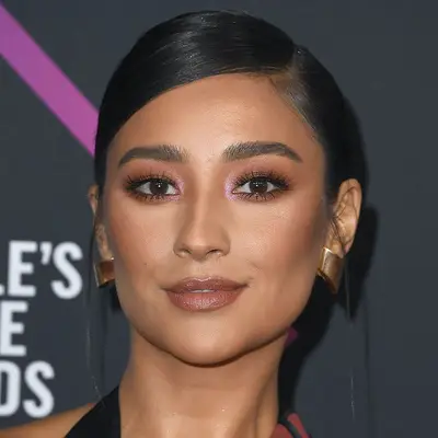 Shay Mitchell in burgundy red eyeliner