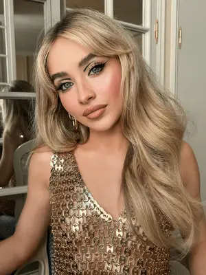 Sabrina Carpenter wears 60s inspired eyeliner in the crease and top and bottom lash line