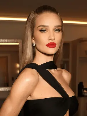 Rosie Huntington-Whitely wears a classic cat eye and red lip makeup look