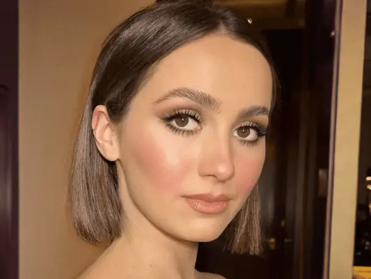 Maude Apatow wears a winged eyeliner look with defined lashes 