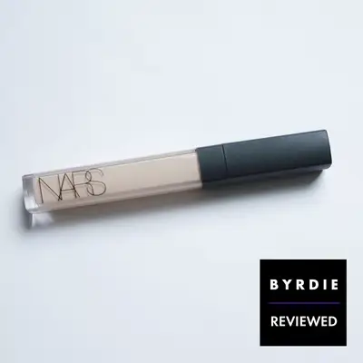 J'ai examiné le correcteur crémeux radiant de Nars et j'ai dit au revoir à mes cernes