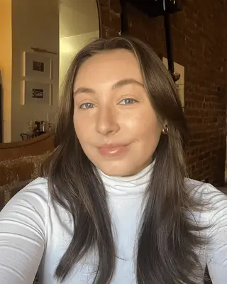 MYM Beauty editor wearing Charlotte Tilbury contour wand