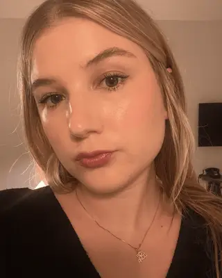 MYM Beauty editor wearing Charlotte Tilbury contour wand