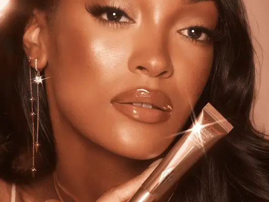 Jourdan Dunn holding the Charlotte Tilbury contour wand