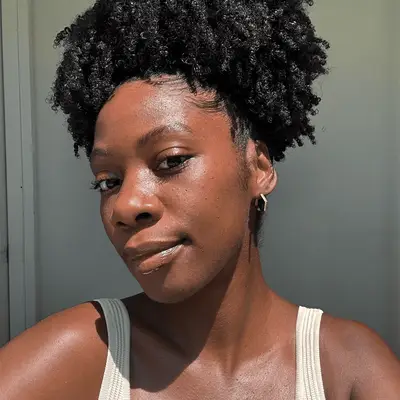 Jasmine wearing the Kosas Blush Is Life