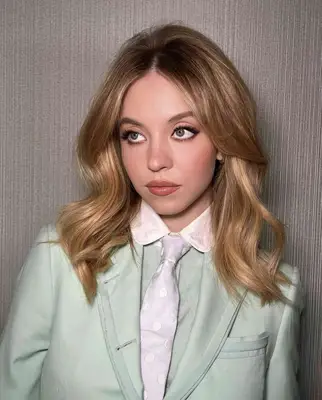 Sydney Sweeney wears a doe-eyed 70s makeup look with prominent black eyeliner