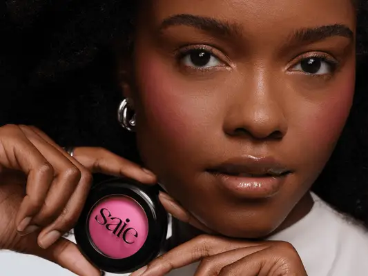 Saies virale flydende rødme er nu også et pulver