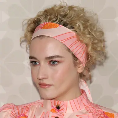 Peach Makeup Glowy Julia Garner