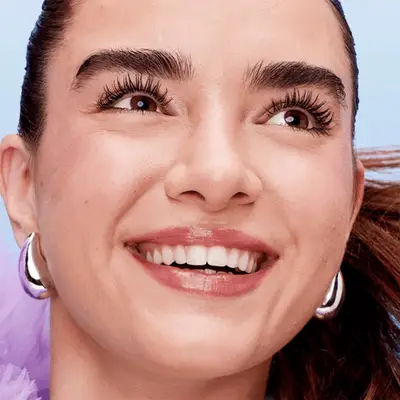 model wearing Benefit Bad Gal Bounce Mascara