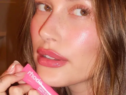 Sie können endlich in Rhode's Pink Shimmery Lip Tint in die Hände bekommen
