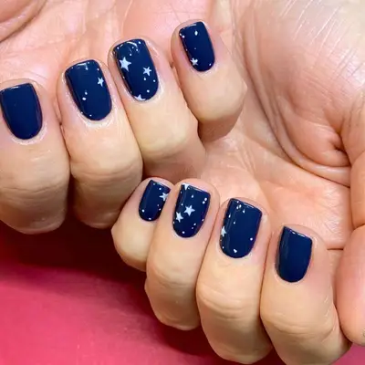 Short navy nails with blue stars
