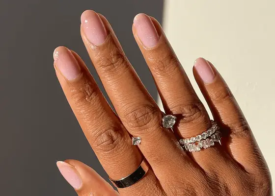 19 idées de manucure de gel courtes que nous ajoutons à notre rotation estivale