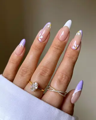 Lavender daisy nails. 