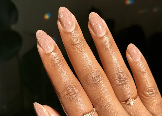 25 idées d'ongles nues pour une manucure d'été nette et propre