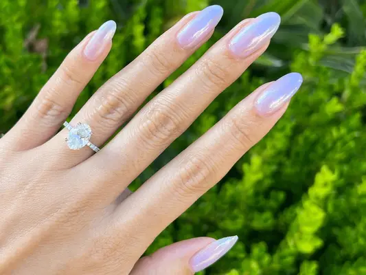 Questo trucco è il segreto delle unghie cromate senza un viaggio al salone