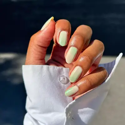 a minty green ombre manicure