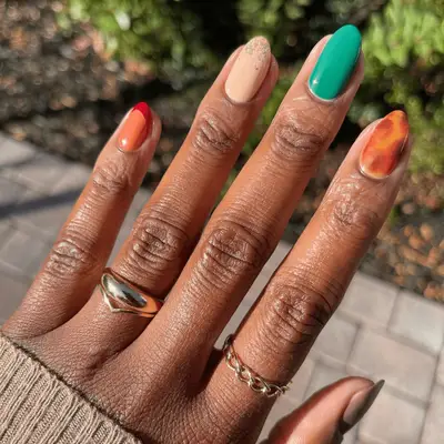 Mismatched manicure on short nails