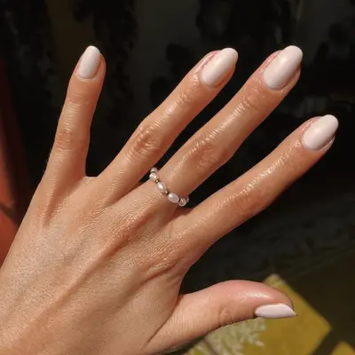White shimmery glazed short nails