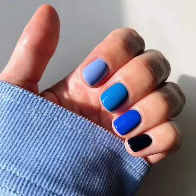 Short nails with blue gradient polish